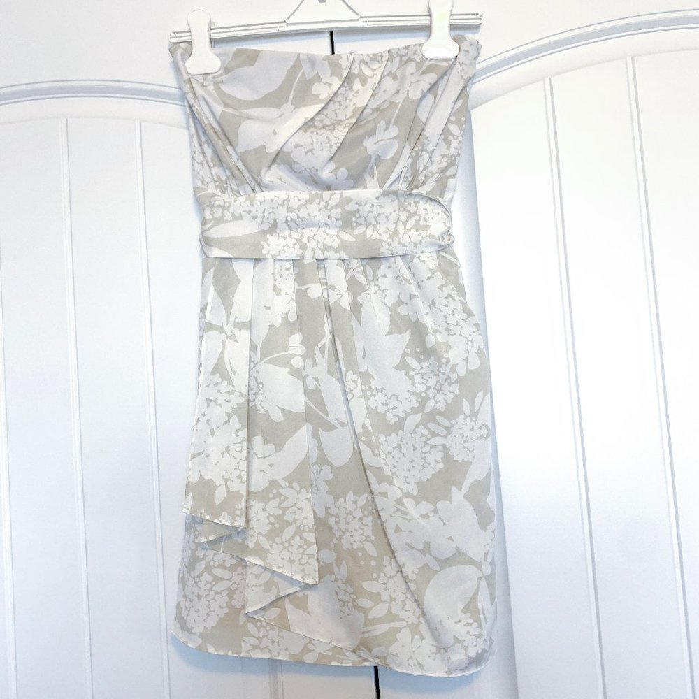 Sz 4 Light Beige and White Short Express Dress